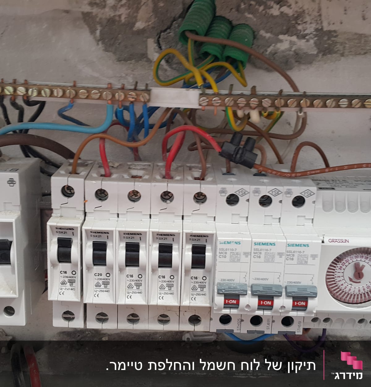 לוח חשמל עם מפסקים וחוטי חשמל צבעוניים